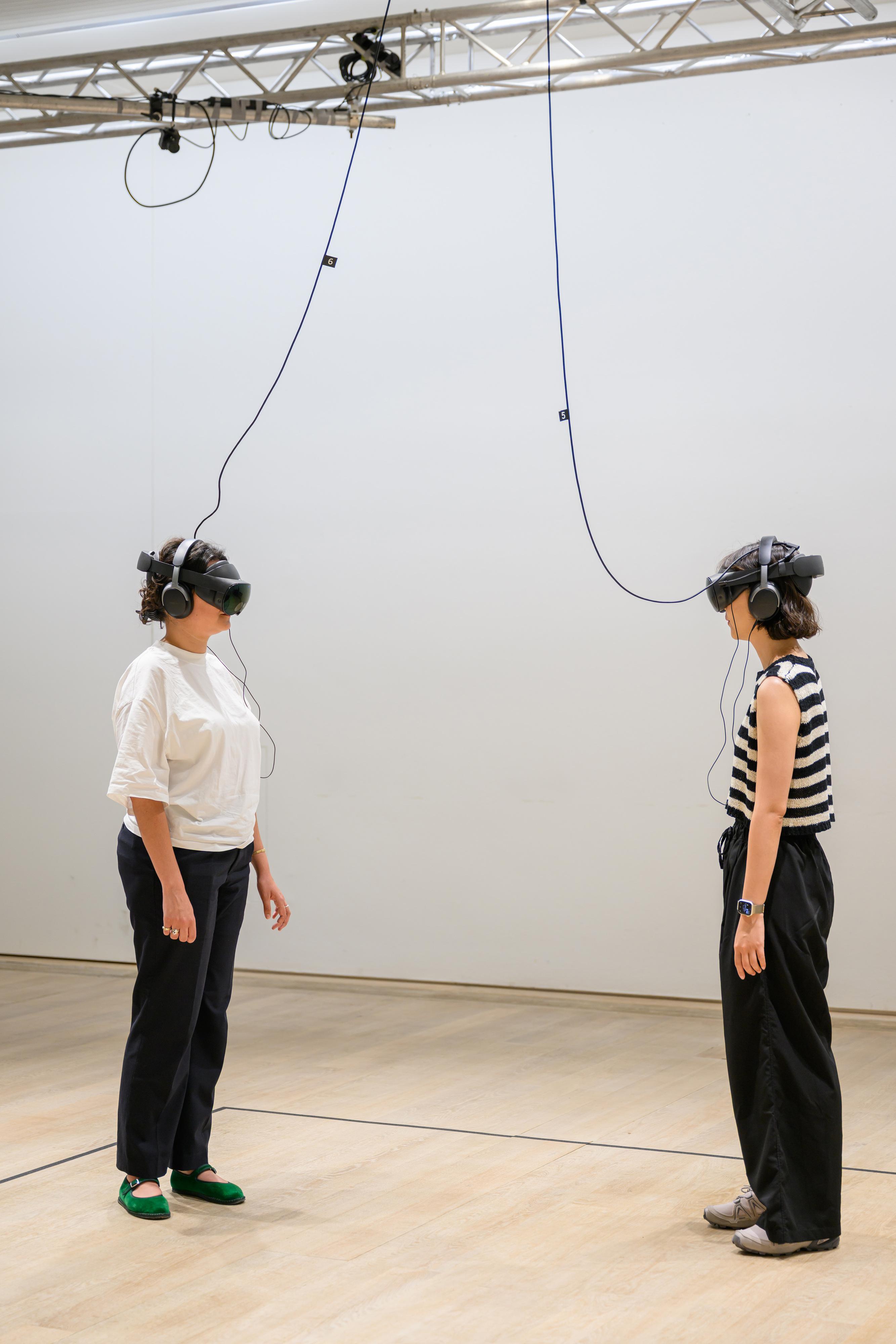 Jordan Wolfson: Zwei Besucherinnen der Installation "Little Room" wagen den Versuch.