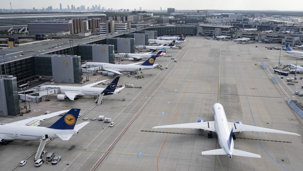 Abfertigung mit Kameras und KI: Lufthansa-Flugzeuge stehen am Terminal eins.