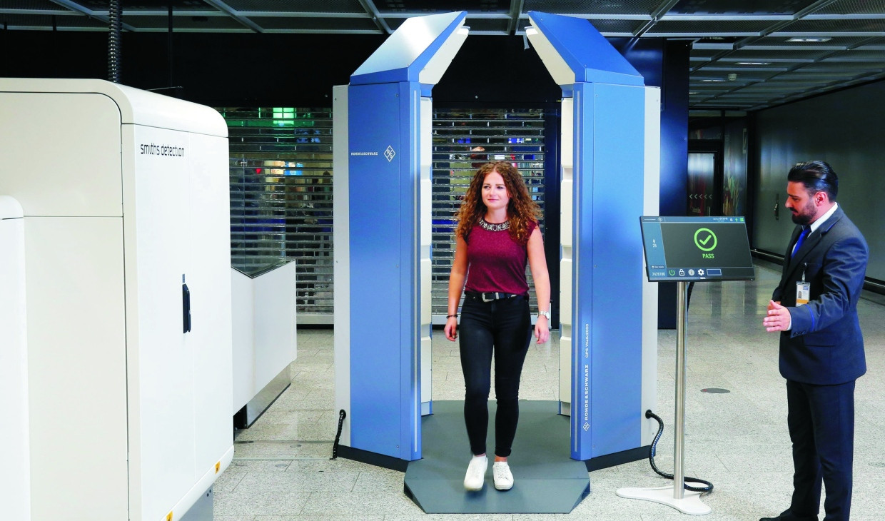 Gehen statt stehen: Der erste Walk-Through-Passagierscanner ist am Frankfurter Flughafen in Betrieb.