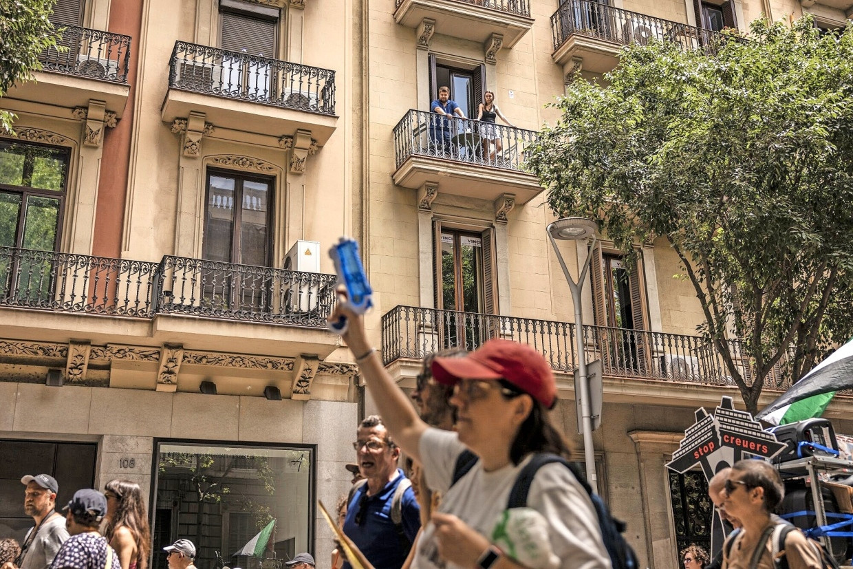 Demonstranten in Barcelona stellen sich gegen Vermietungen an Touristen.