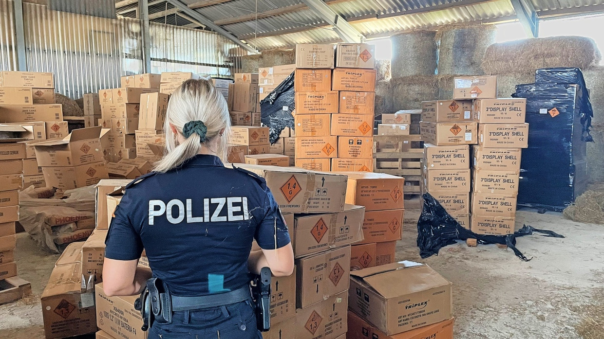 Explosionsgefahr in der Scheune: Bei Razzien in NRW und Niedersachsen beschlagnahmte die Polizei 2022 rund 350 Tonnen Feuerwerk.