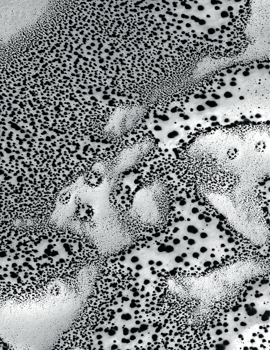 Formen auf dem Mars: tauende Flecke im südpolaren Frost im Frühling
