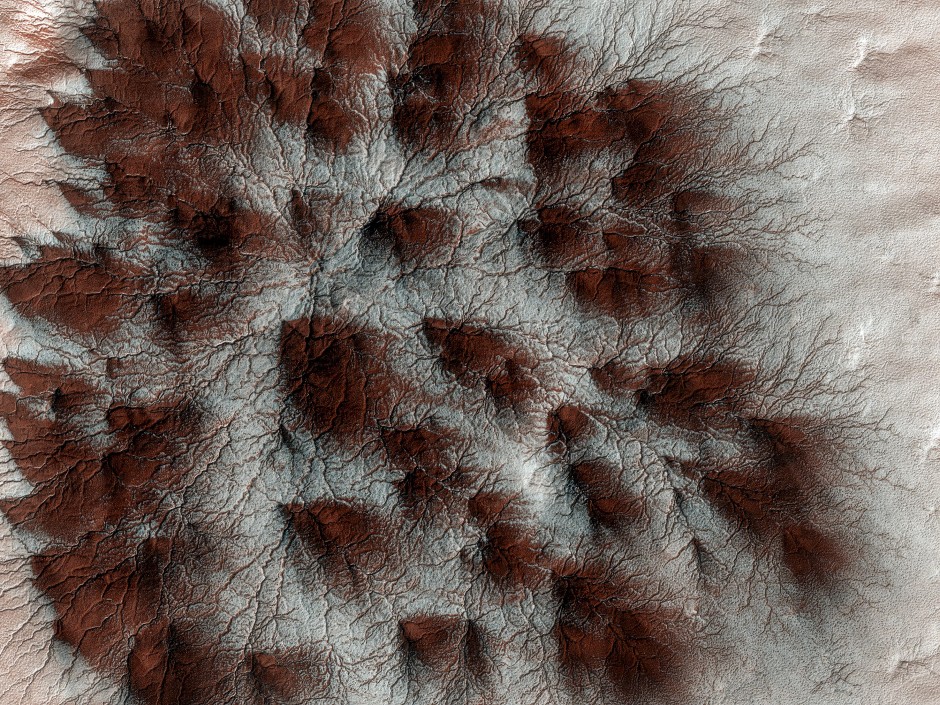 Sogenannte „Spiders“, Spuren austretender Gase auf gefrorenem Sand