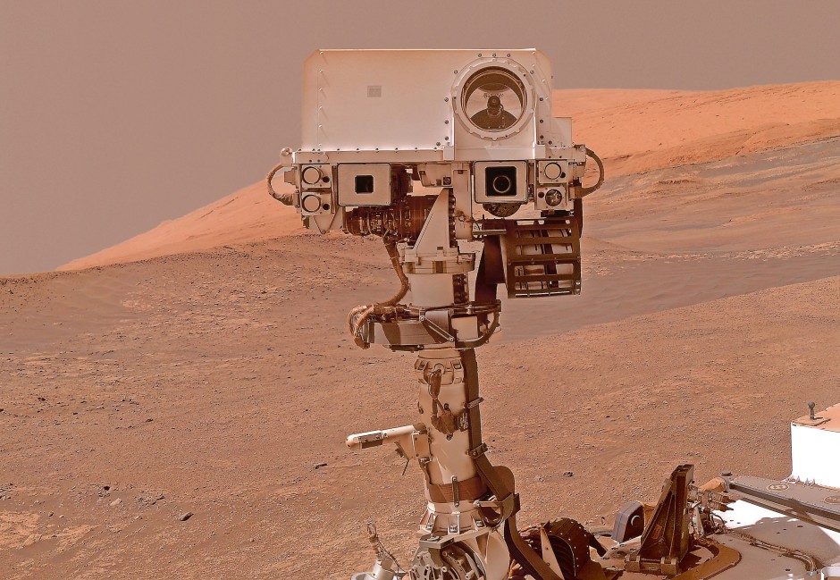 Selfie auf dem Mars: Der Rover Curiosity nahm hier mit einer kleineren Kamera an seinem Roboterarm das Kopfende seines Kameramastes auf. Das Bild entstand am 23. Januar 2018 im Krater „Gale“.