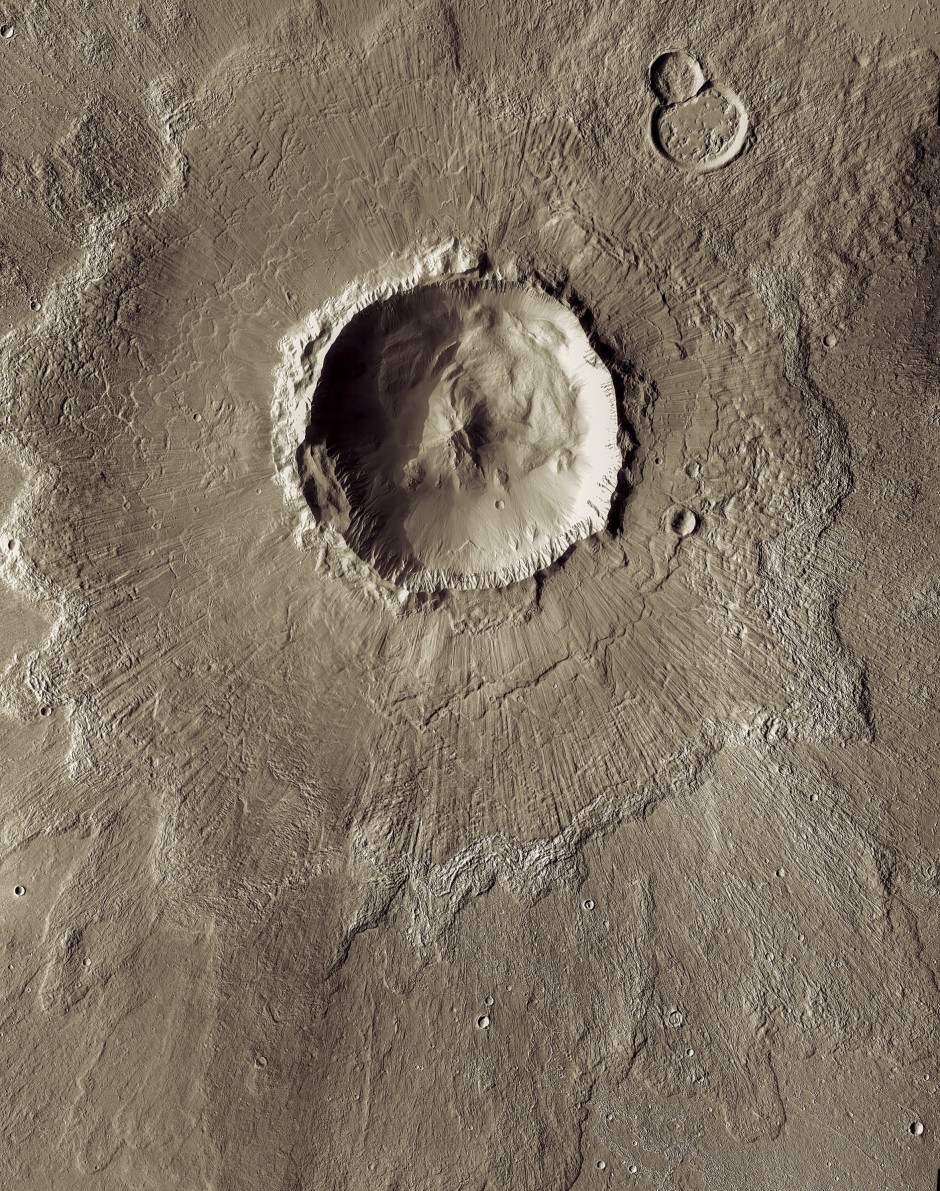 Der Krater Bacolor im hohen Norden des Mars hat einen Durchmesser von etwa 20 Kilometern. Auffallend sind die beiden überlappenden Lagen an Auswurfmaterial, eine Folge des eis- oder wasserhaltigen Bodens, in den der Meteorit seinerzeit einschlug. So etwas gibt es auf dem Mond nicht. Doch Bilder, auf denen man den Unterschied sehen kann, konnten die Mariner-Sonden noch nicht machen.