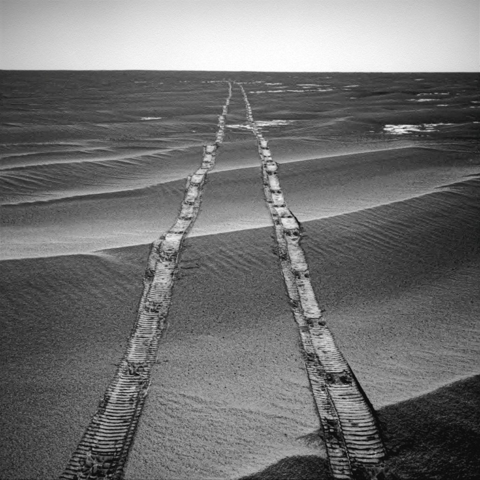 Soweit die Räder rollen: Bei dem Rover Opportunity, von dem diese Spuren stammen, waren es nach 14 Jahren Einsatz am Ende 45,16 Kilometer – mehr als bei jedem anderen Rover auf Mars oder Mond.