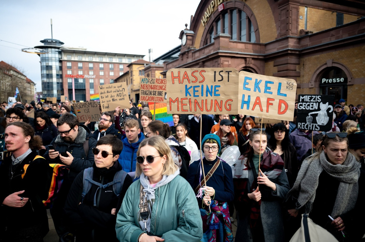 Junge Demonstranten stehen im Februar mit Plakaten vor dem Erfurter Hauptbahnhof und protestieren gegen die AfD.