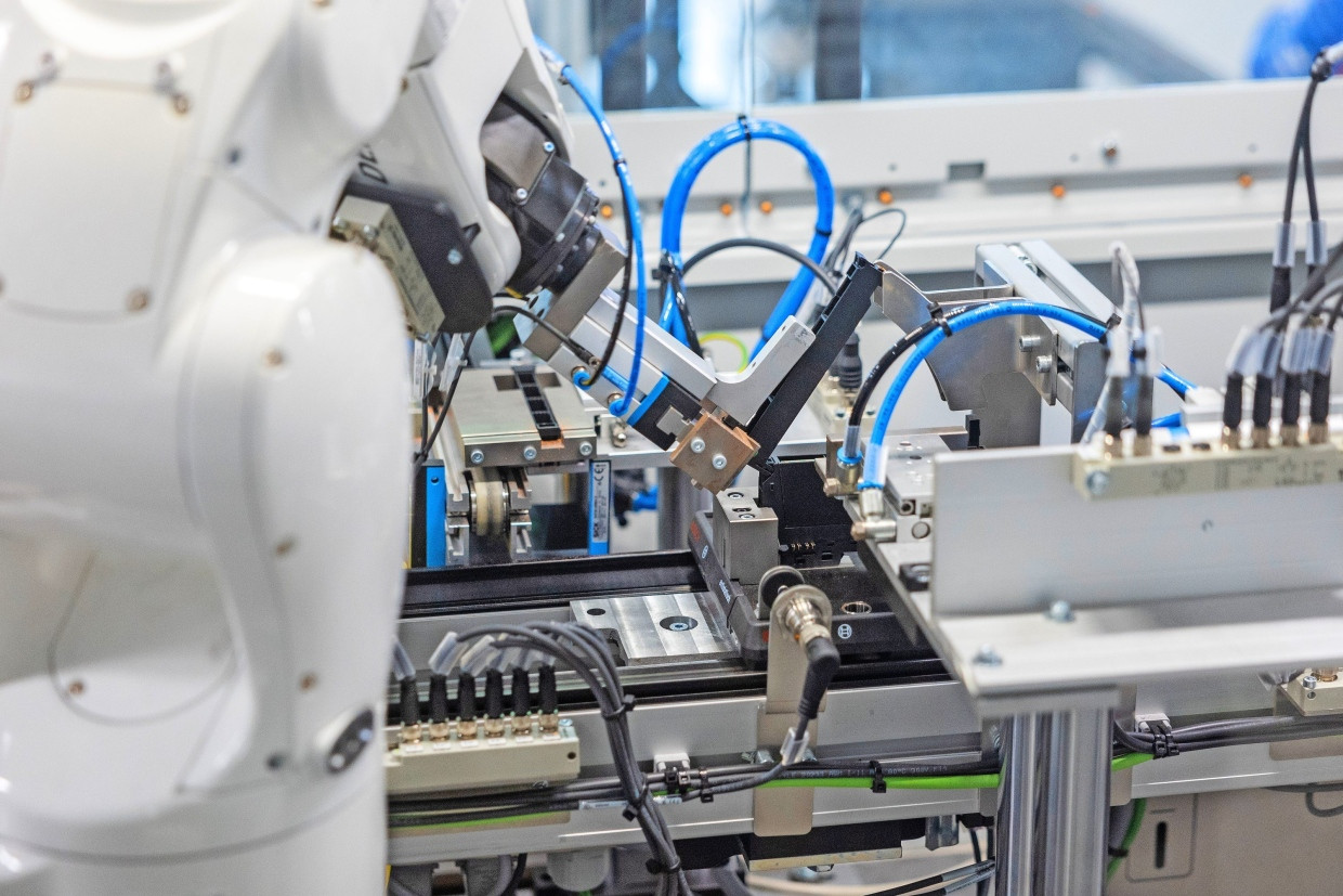 Hochtechnologie bei der Arbeit: Anlage in einer Montagelinie