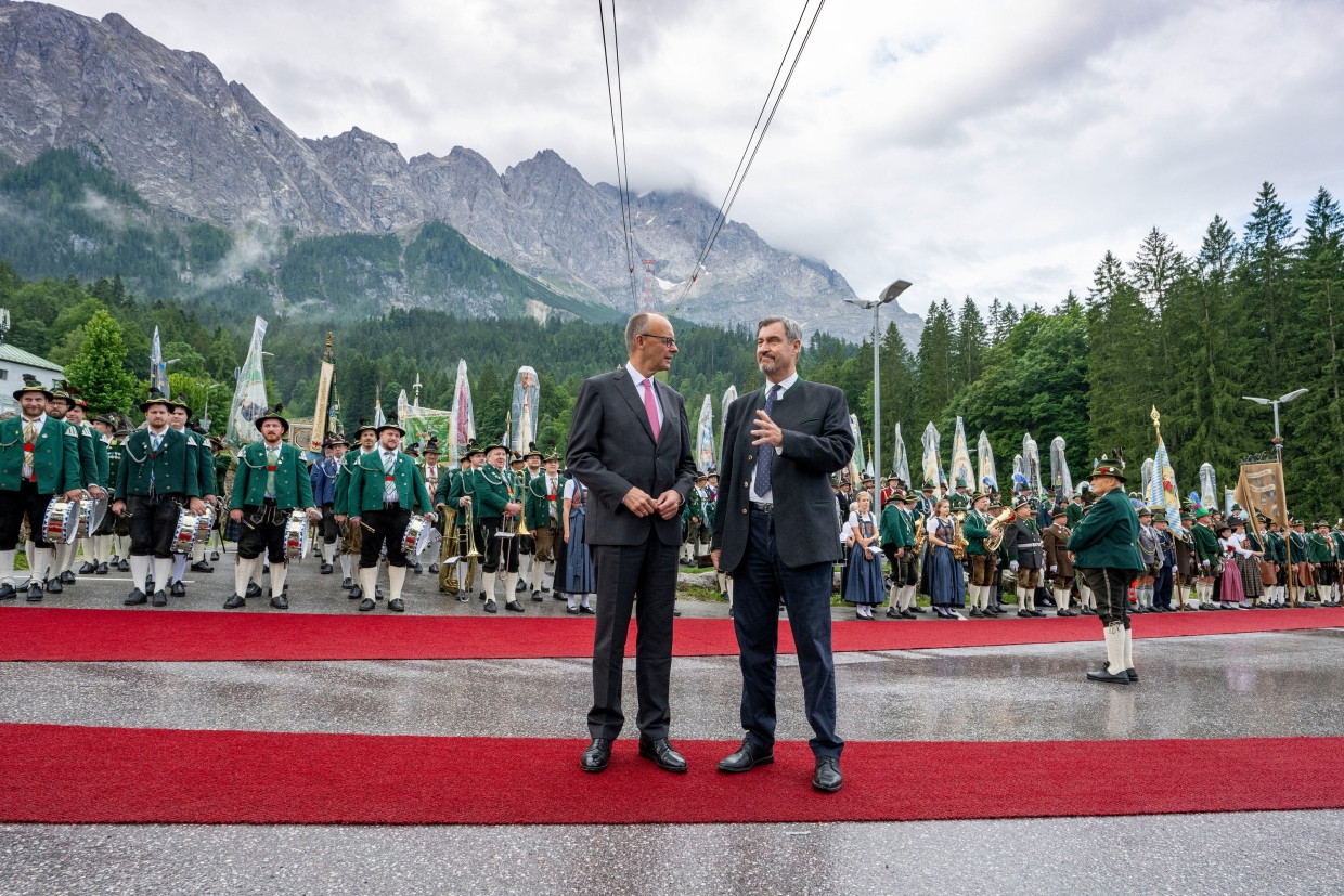 „Da ist keine Kuh auf dem Eis“. Friedrich Merz auf der Zugspitze, neben CSU-Chef Markus Söder