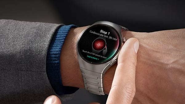 Der Sensor auf der rechten Seite misst die Gesundheitsdaten über den Zeigefinger. Der Sensor auf der rechten Seite misst die Gesundheitsdaten über den Zeigefinger.