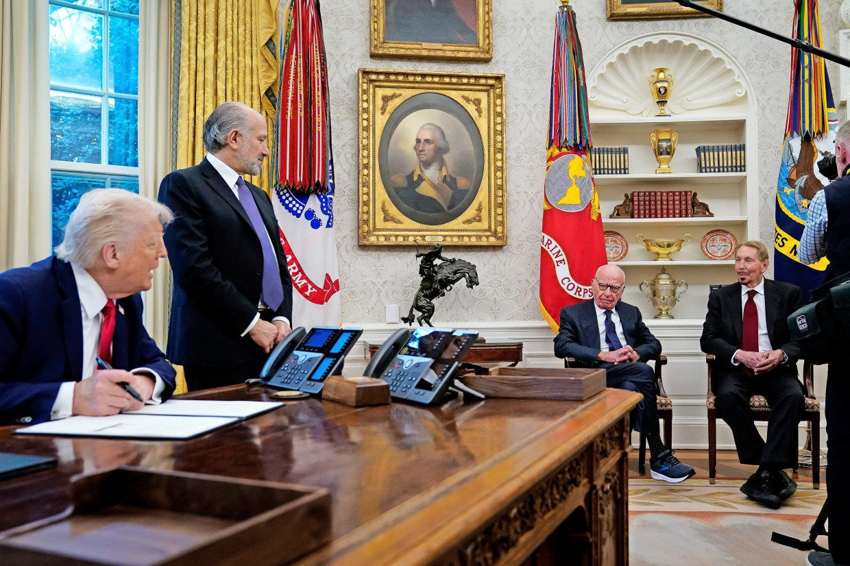 Rupert Murdoch and Larry Ellison (ganz rechts) im Fe­bruar im Oval Office