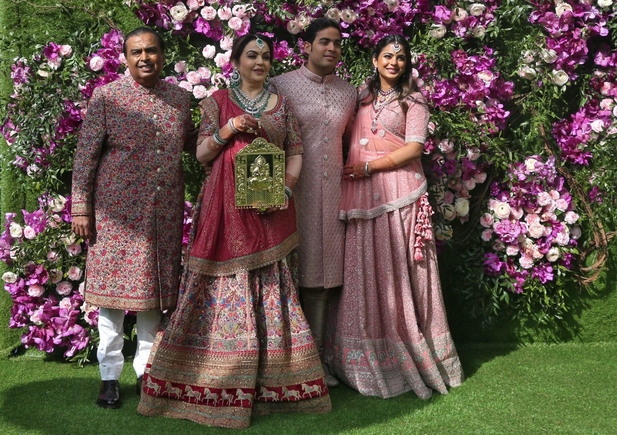Posieren am Tag der Hochzeit von Akash Ambani fürs Familienalbum: Mukesh Ambani, seine Frau Nita, Bräutigam Akash and Tochter Isha Piramal im Jahr 2019