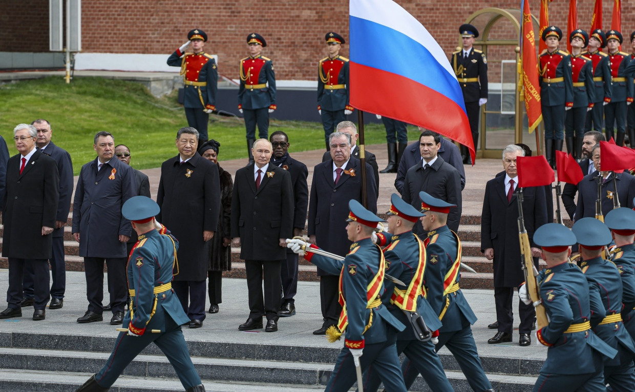 „Tag des Sieges“: Soldaten marschieren am 9. Mai vor Präsident Putin vorbei.