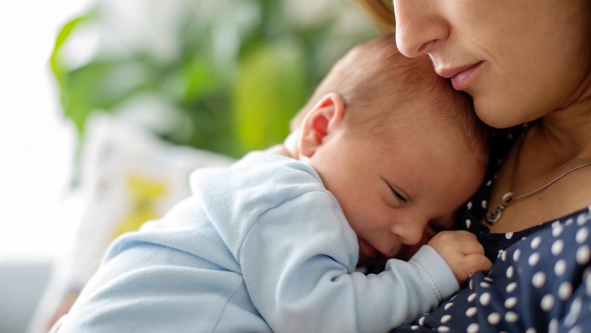 Mutter mit Baby: Nur Stillen stärkt die Bindung zwischen Mutter und Kind, heißt es oft. Das stimmt so nicht – auch Fläschchen geben, kann die Beziehung stärken. Mutter mit Baby: Nur Stillen stärkt die Bindung zwischen Mutter und Kind, heißt es oft. Das stimmt so nicht – auch Fläschchen geben, kann die Beziehung stärken.