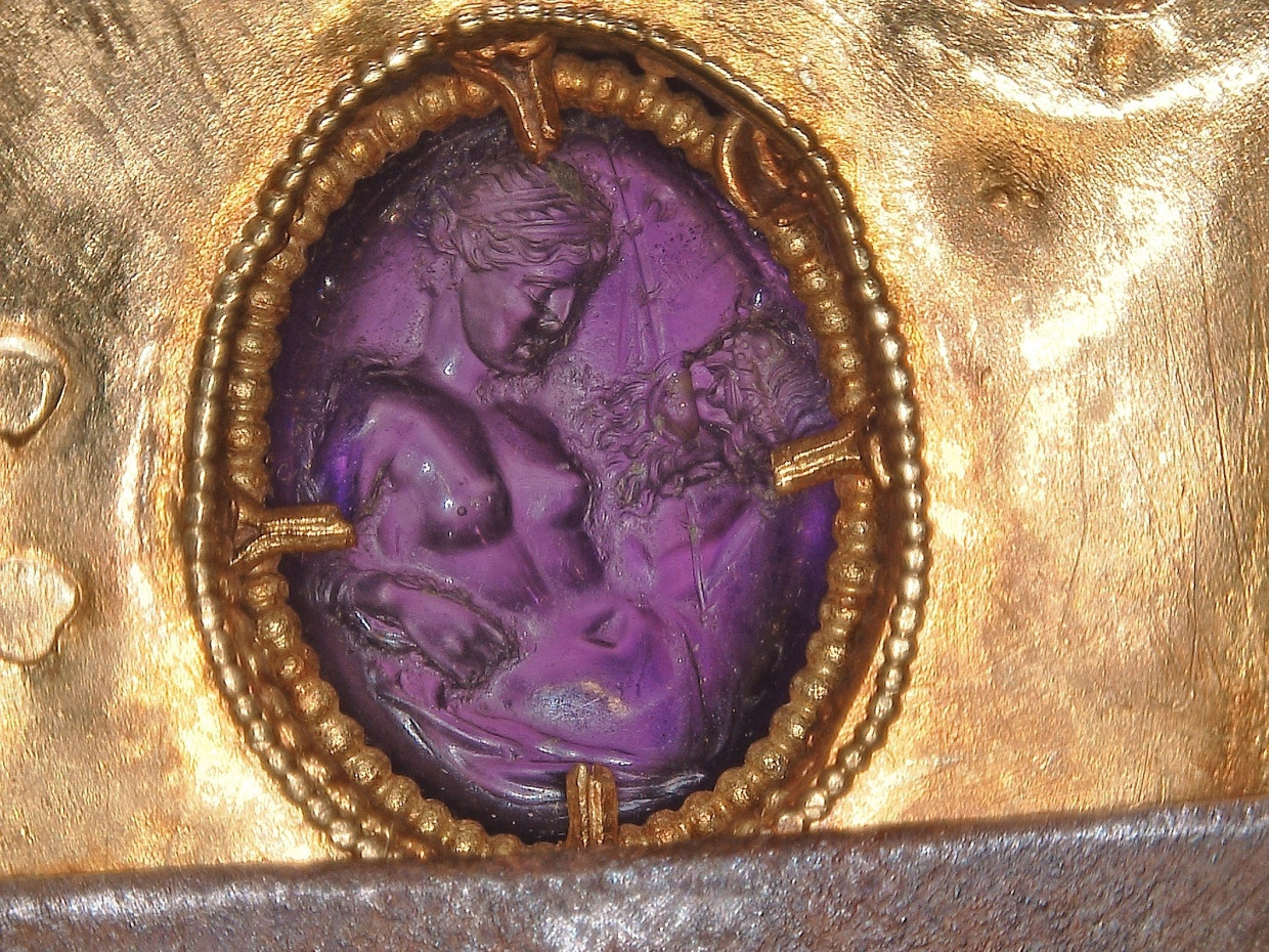 Welche Beute eingefangen! Auf der Innenseite eines Amethysts der Nackenplatte wurde ein antikes Intaglio entdeckt: eine Mänade mit Theatermaske.