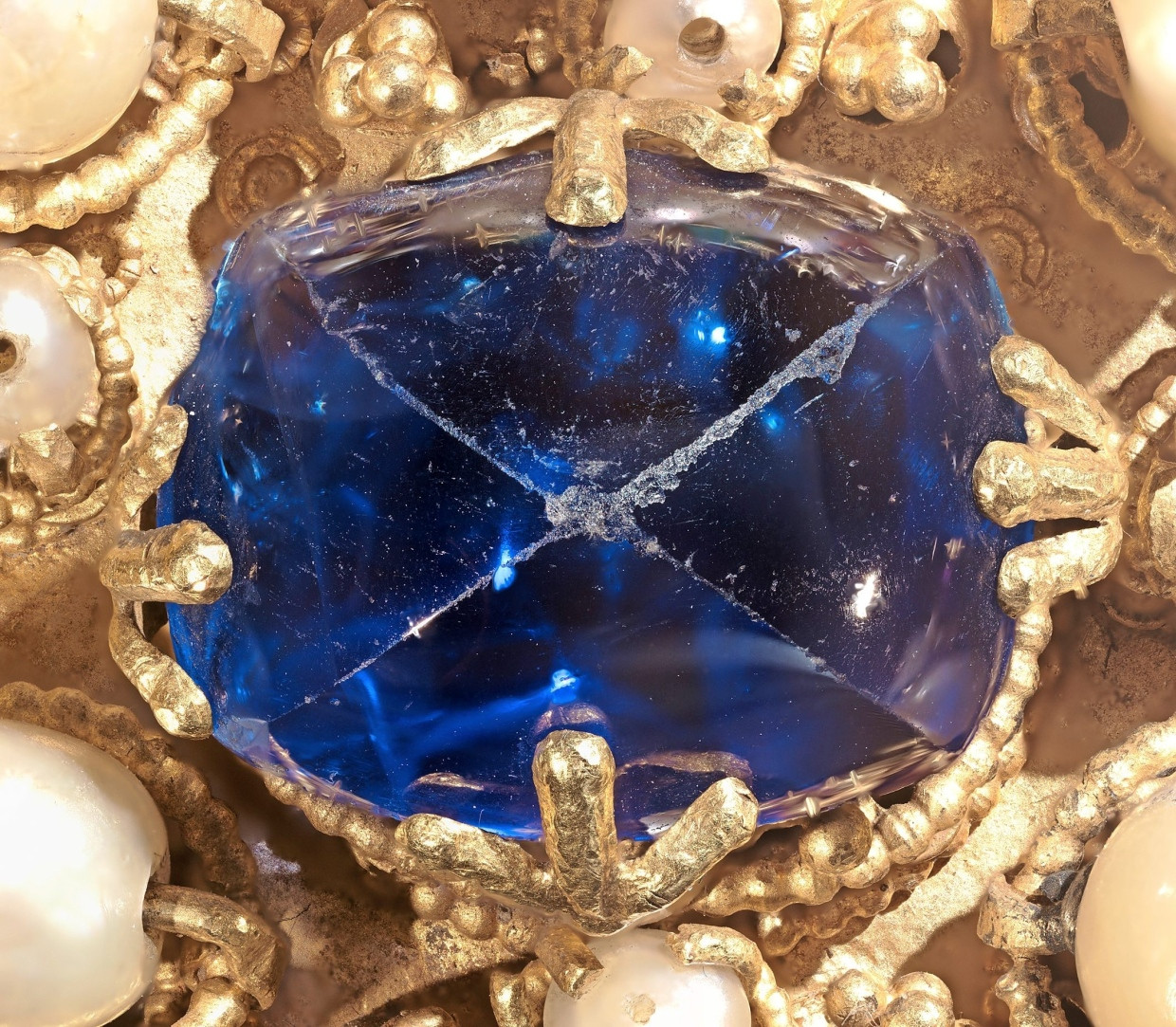 Einer der 71 Saphire – außerdem befinden sich 50 Granate, 20 Smaragde, 13 Amethyste, 4 Chalcedone, 3 Spinelle und 11 verschieden gefärbte Gläser an der Reichskrone.