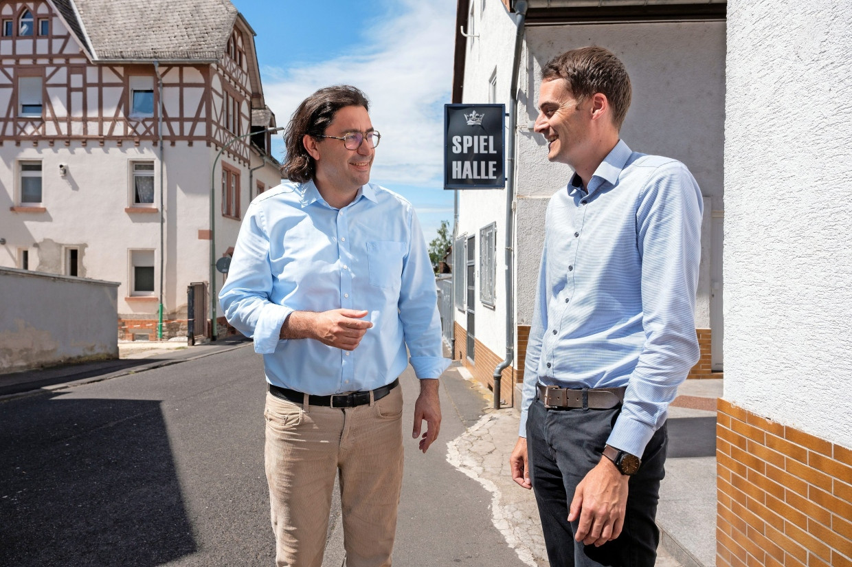 Der parteilose Bürgermeister Kjetil Dahlhaus und der Leiter des Amts für Stadtentwicklung, Tobias Brandt, im Juni in Friedberg