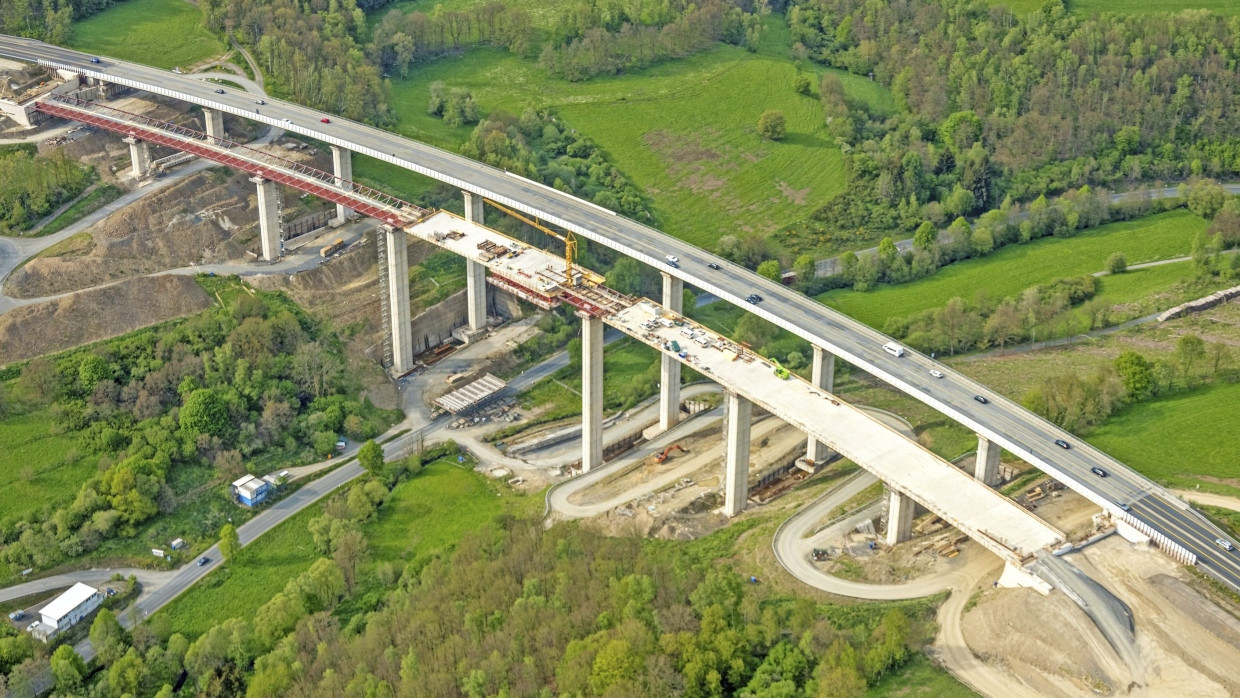 Vorher: Im Mai 2024 lief der Verkehr über die erste der beiden Teilbrücken, bevor sie verschoben wurde.