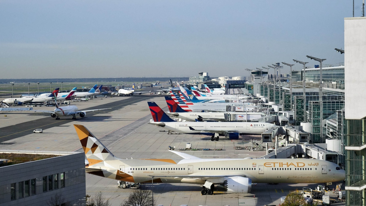 International: Flugzeuge aus verschiedenen Ländern stehen am Terminal zwei des Frankfurter Flughafens.