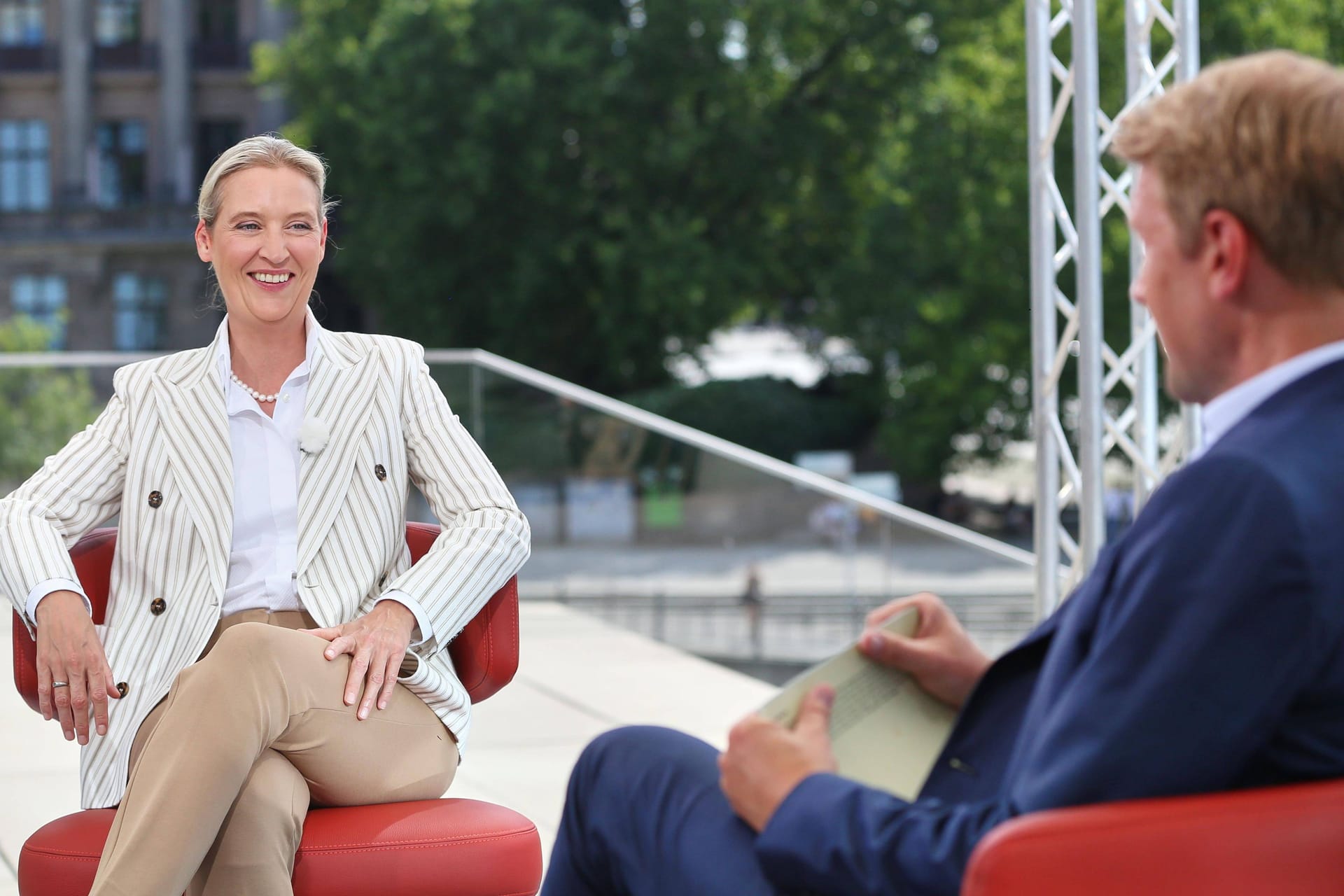 Alice Weidel und Markus Preiß: Das Gespräch der beiden war zeitweise kaum zu verstehen. Alice Weidel und Markus Preiß: Das Gespräch der beiden war zeitweise kaum zu verstehen.