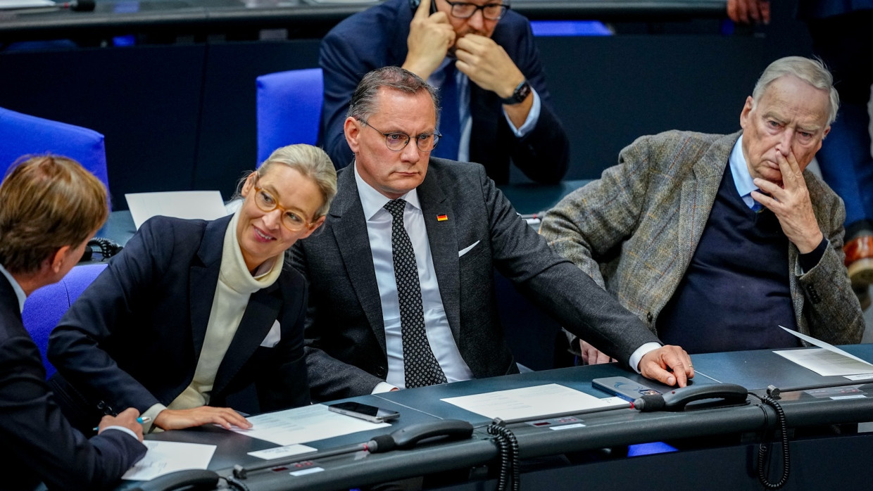 Die AfD-Vorsitzenden Alice Weidel und Tino Chrupalla neben dem AfD-Ehrenvorsitzenden Alexander Gauland im Bundestag