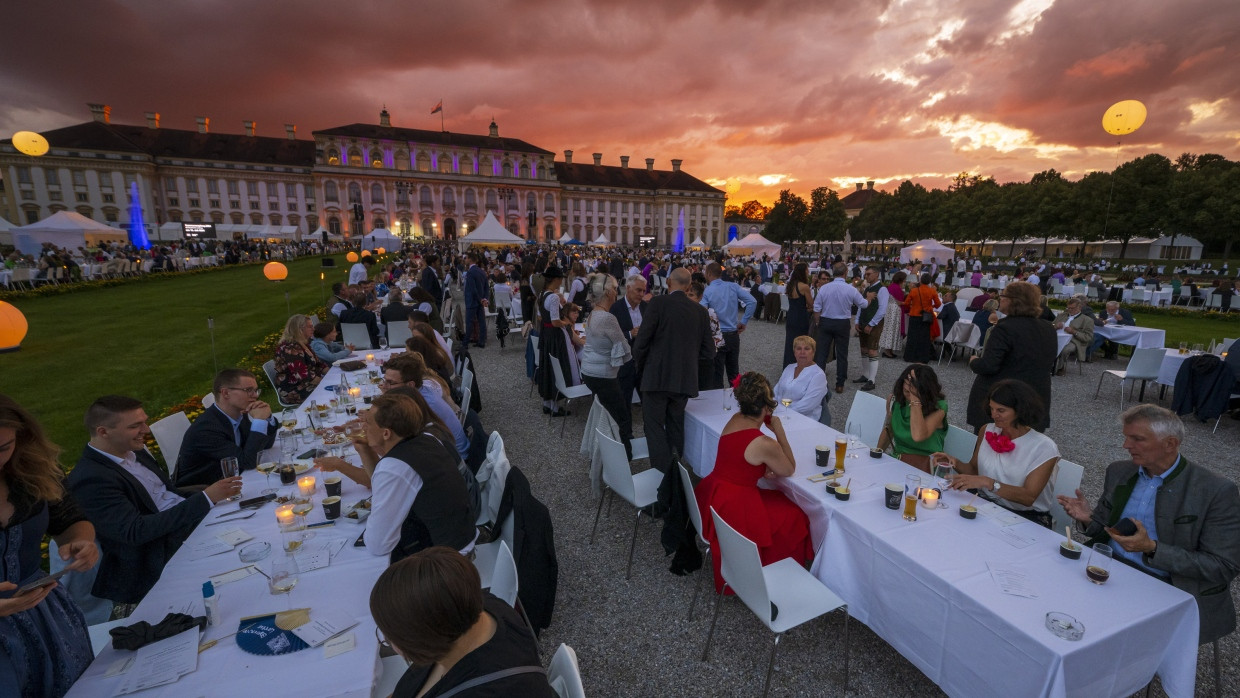 Festgäste beim feierlichen Sommerempfang  2024des Bayerischen Landtags im Neuen Schloss Schleißheim