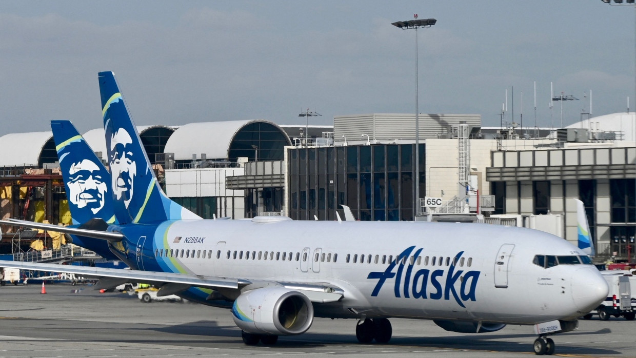 Bleibt zunächst am Boden: Eine Machine von Alaska Airlines am Flughafen in Los Angeles