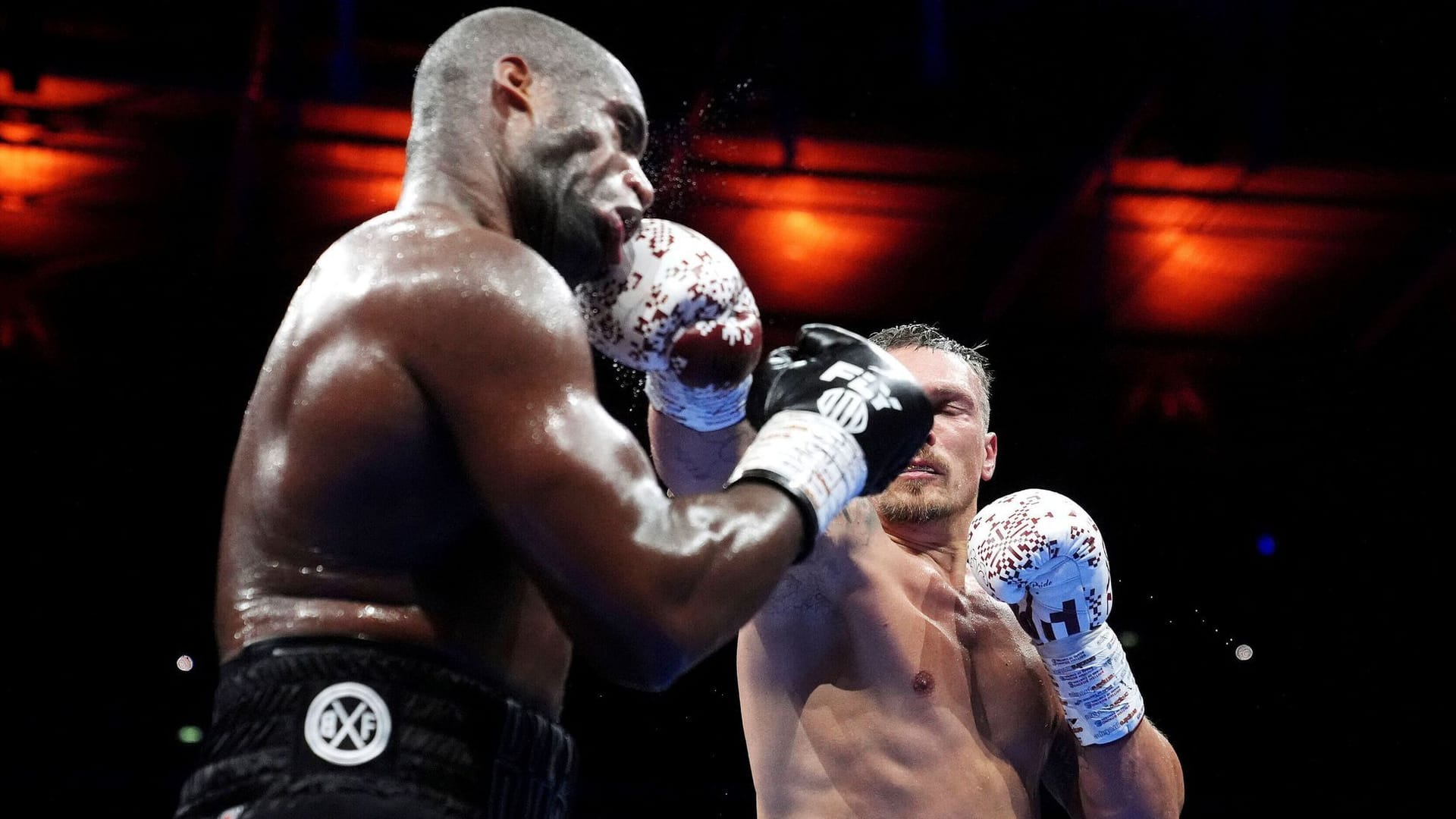 Alexander Usyk (r.) trifft Daniel Dubois im Gesicht: Der Kampf der beiden Schwergewichtler endete mit einer Entscheidung in der fünften Runde.