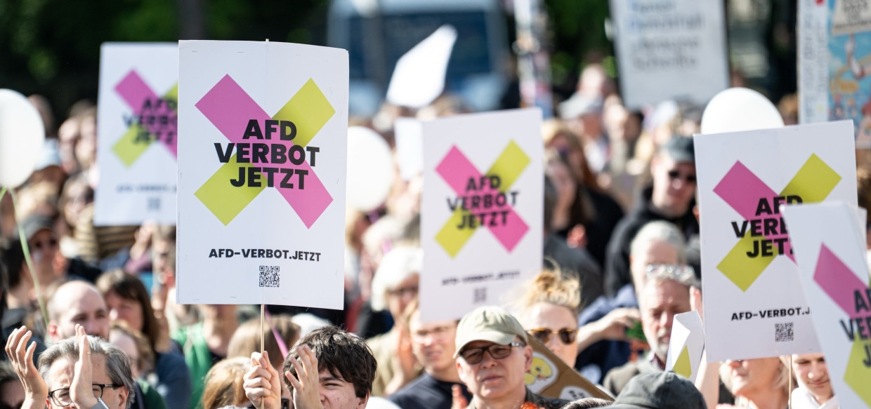 Demonstration in Berlin anlässlich des bundesweiten Aktionstages „Keine Ausreden mehr - AfD-Verbot jetzt!“ am Brandenburger Tor in Berlin