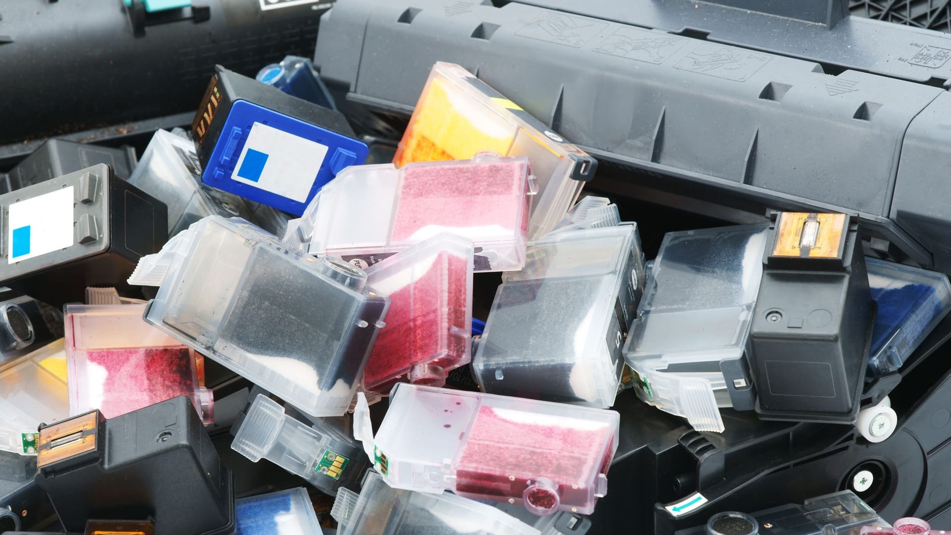 Elektronische Drucker-Kartuschen müssen recycelt werden. Elektronische Drucker-Kartuschen müssen recycelt werden.