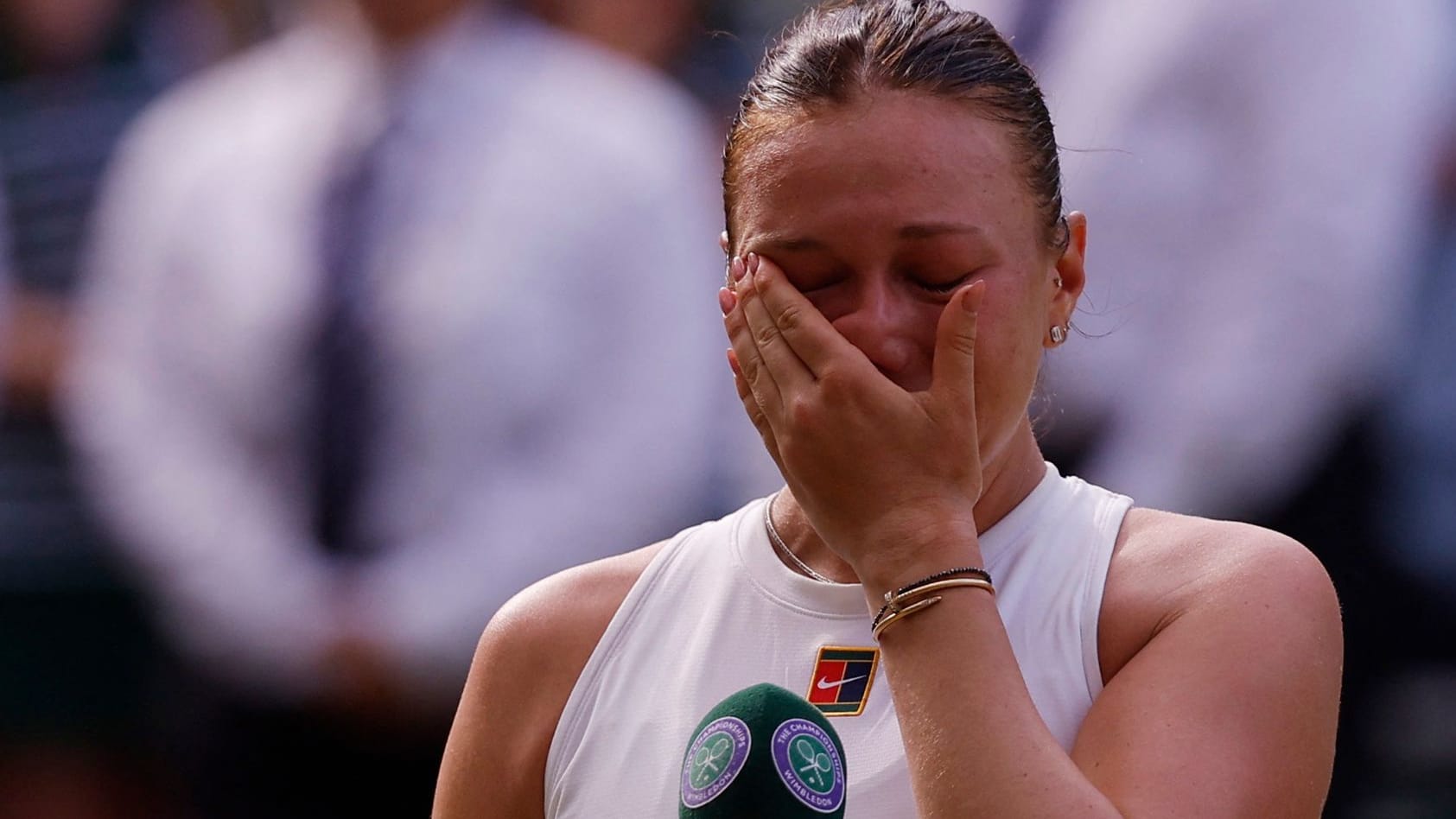 Amanda Anisimova weint bitterlich: Der Traum vom Wimbledon-Titel platzte für sie. Amanda Anisimova weint bitterlich: Der Traum vom Wimbledon-Titel platzte für sie.