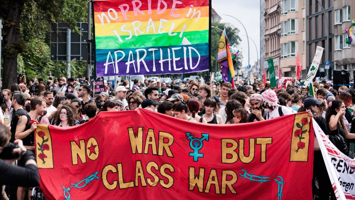 Gekapert für eigene Zwecke: Teilnehmer der Demonstration „Queers for Palestine“ der Organisation Internationalist Queer Pride in Berlin halten Transparente mit der Aufschrift „No Pride in Israel Apartheid“ hoch.