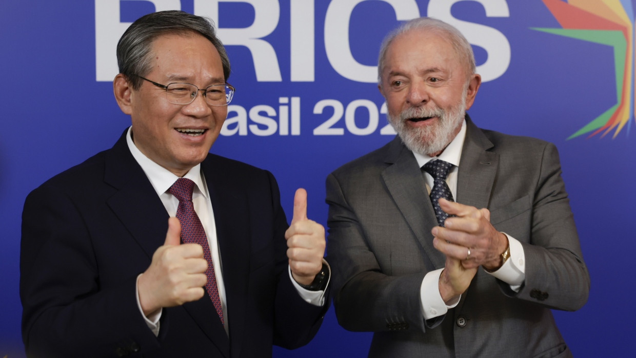 Der brasilianische Präsident Luiz Inacio Lula da Silva und der chinesische Premierminister Li Qiang während des BRICS-Treffens in Rio de Janeiro.