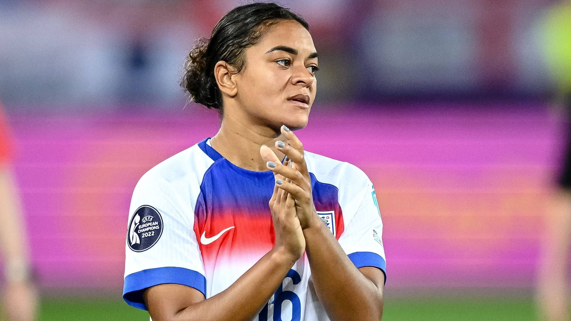 Jessica Carter: Die englische Nationalspielerin ist seit Mai 2024 mit Ann-Katrin Berger verlobt. Jessica Carter: Die englische Nationalspielerin ist seit Mai 2024 mit Ann-Katrin Berger verlobt.