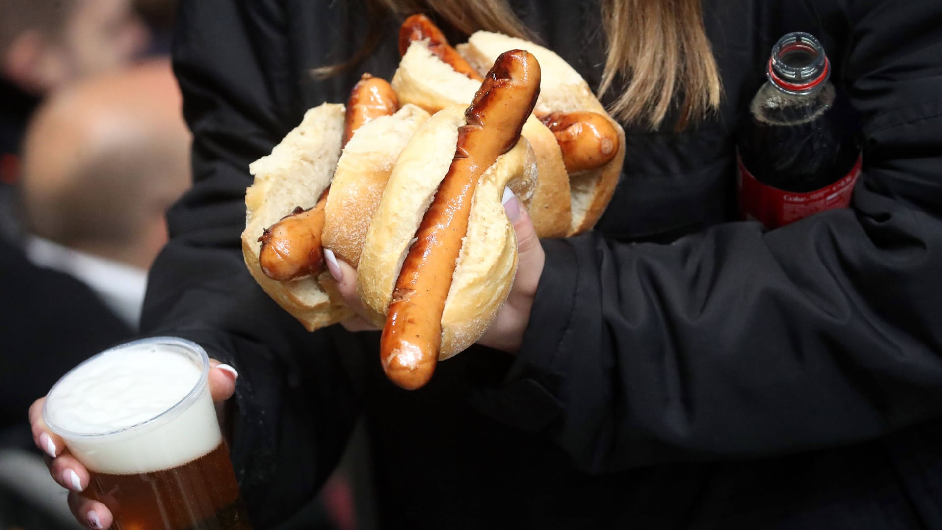 Bier und Wurst im Stadion: Die Preise sind in Hannover gestiegen. Bier und Wurst im Stadion: Die Preise sind in Hannover gestiegen.