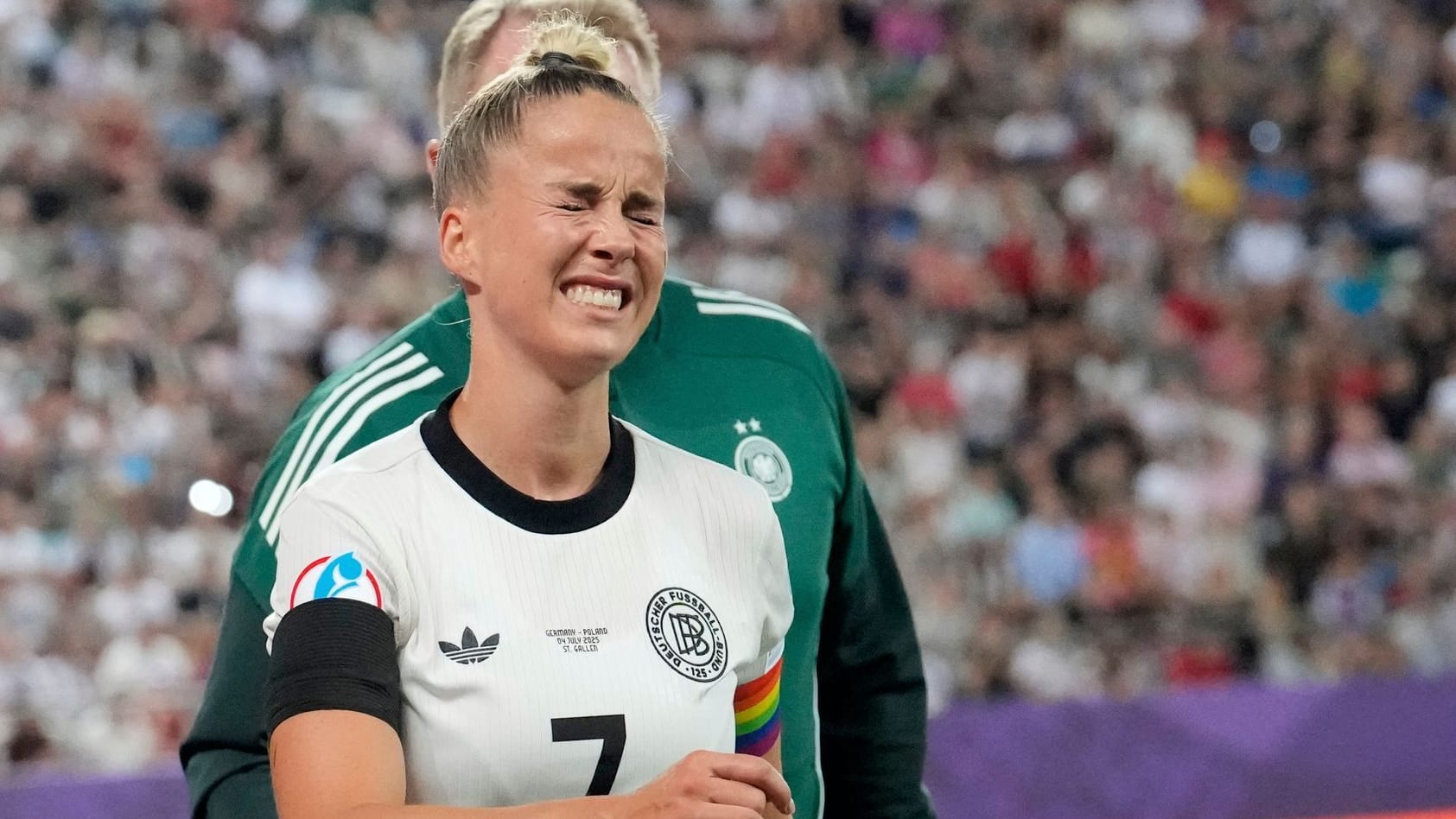 Schmerzverzehrte Gesicht: Giulia Gwinn bei ihrer Auswechslung gegen Polen. Schmerzverzehrte Gesicht: Giulia Gwinn bei ihrer Auswechslung gegen Polen.