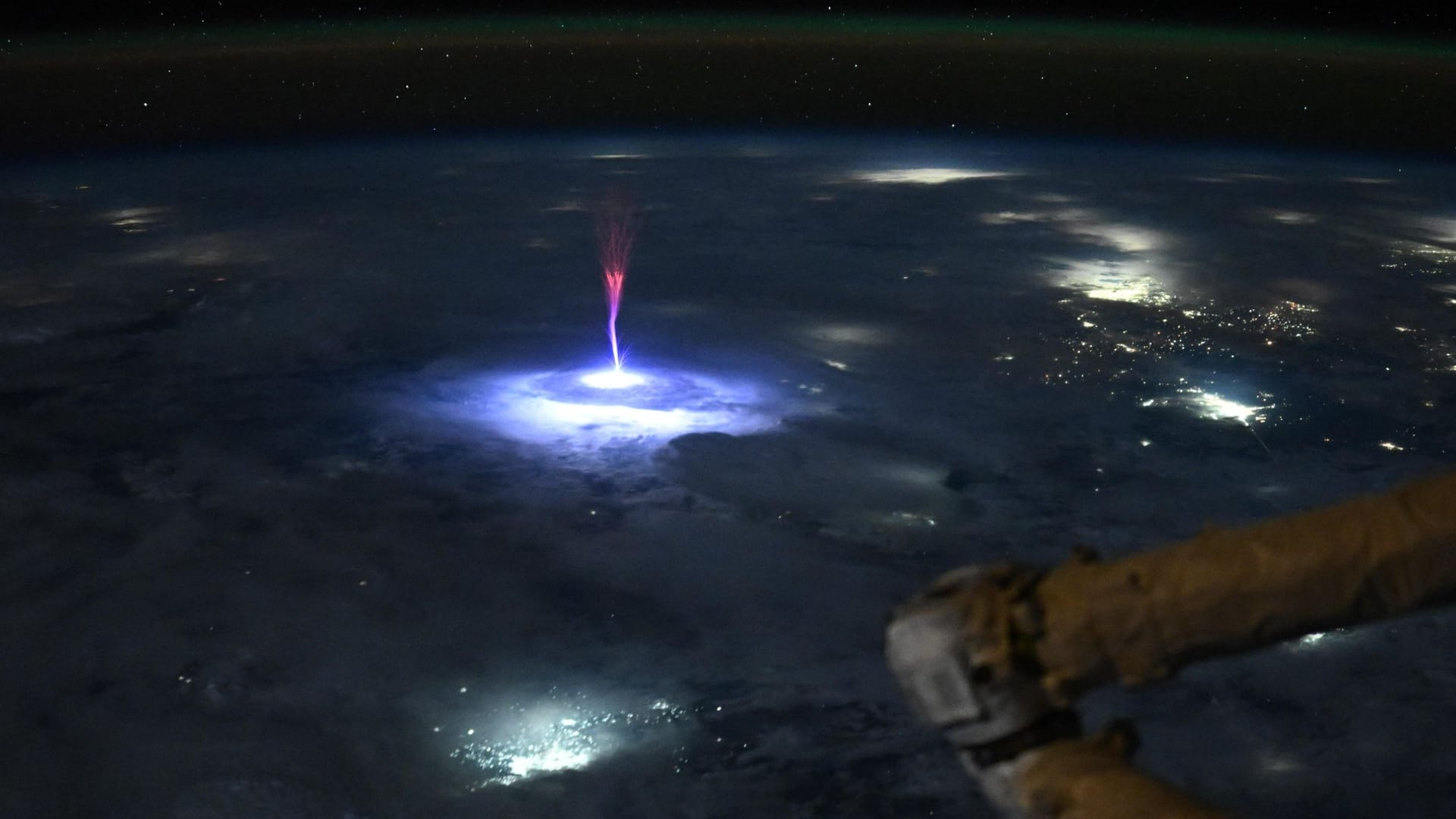 Dieser "Sprite" genannte Lichtblitz bildete sich während eines Gewitters über Mexiko. Dieser "Sprite" genannte Lichtblitz bildete sich während eines Gewitters über Mexiko.