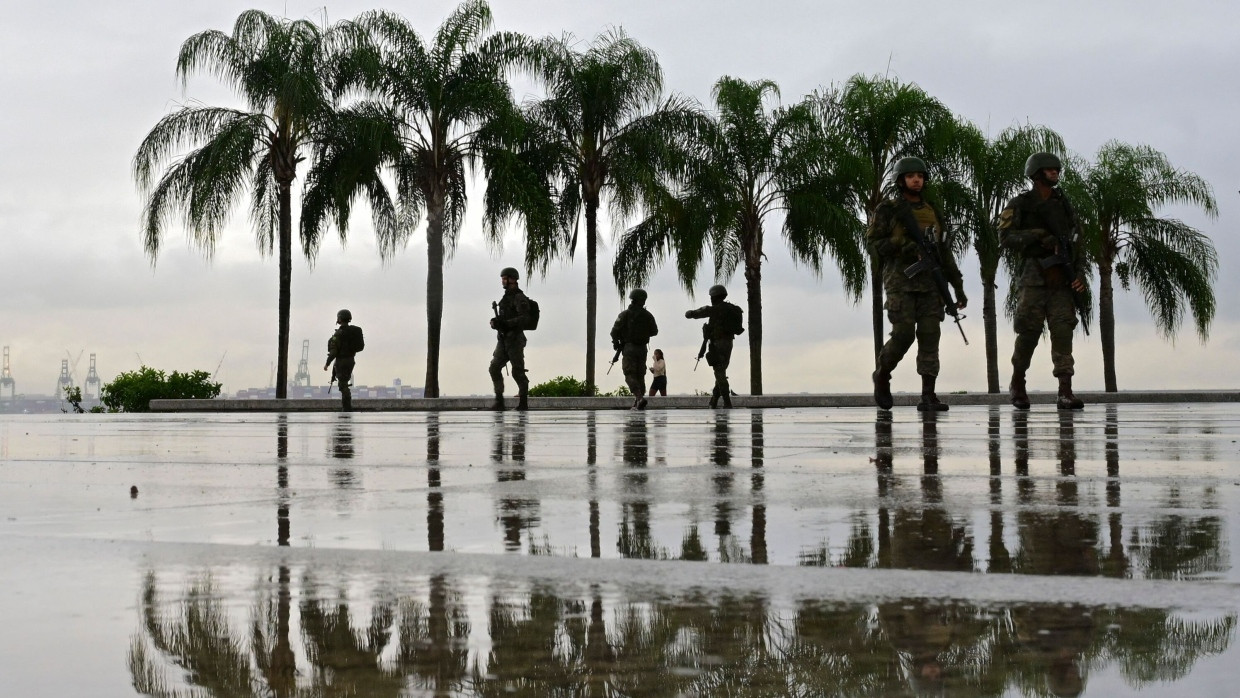 Brasilianische Soldaten patrouillieren am 3. Juli 2025 im Rahmen von Sicherheitsmaßnahmen im Vorfeld des BRICS-Gipfels 2025 am Hafen von Rio de Janeiro.
