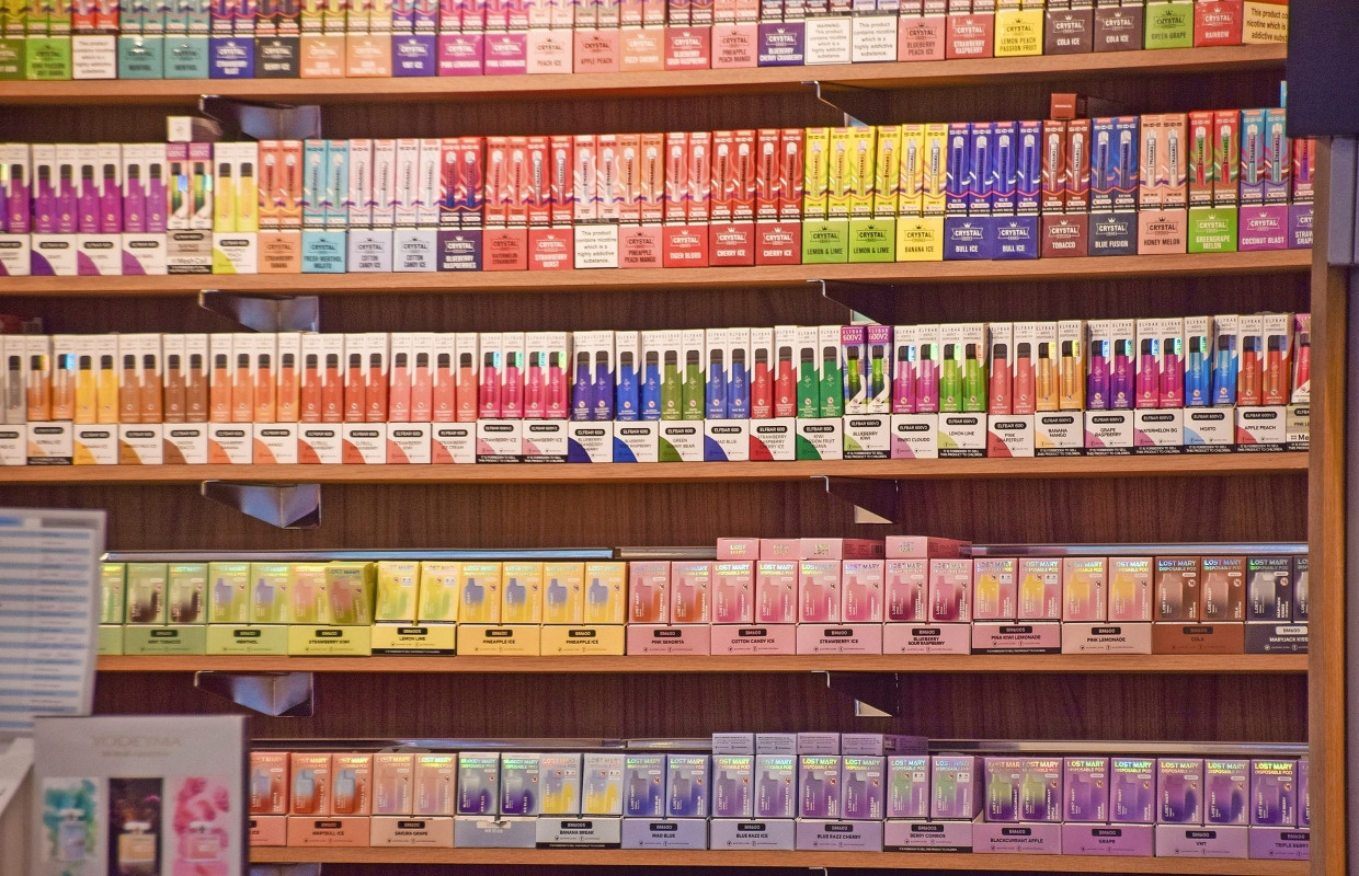 Umstritten: Ein Geschäft in London bietet bunte Vapes an.