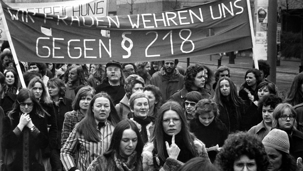 Demonstranten protestieren gegen den Abtreibungs-Paragraphen 218 im Jahr 1974 in Frankfurt am Main.