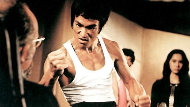 Szenenbild auf "Die Todeskralle schlägt wieder zu": Bruce Lee bedroht einen Mann. Szenenbild auf "Die Todeskralle schlägt wieder zu": Bruce Lee bedroht einen Mann.