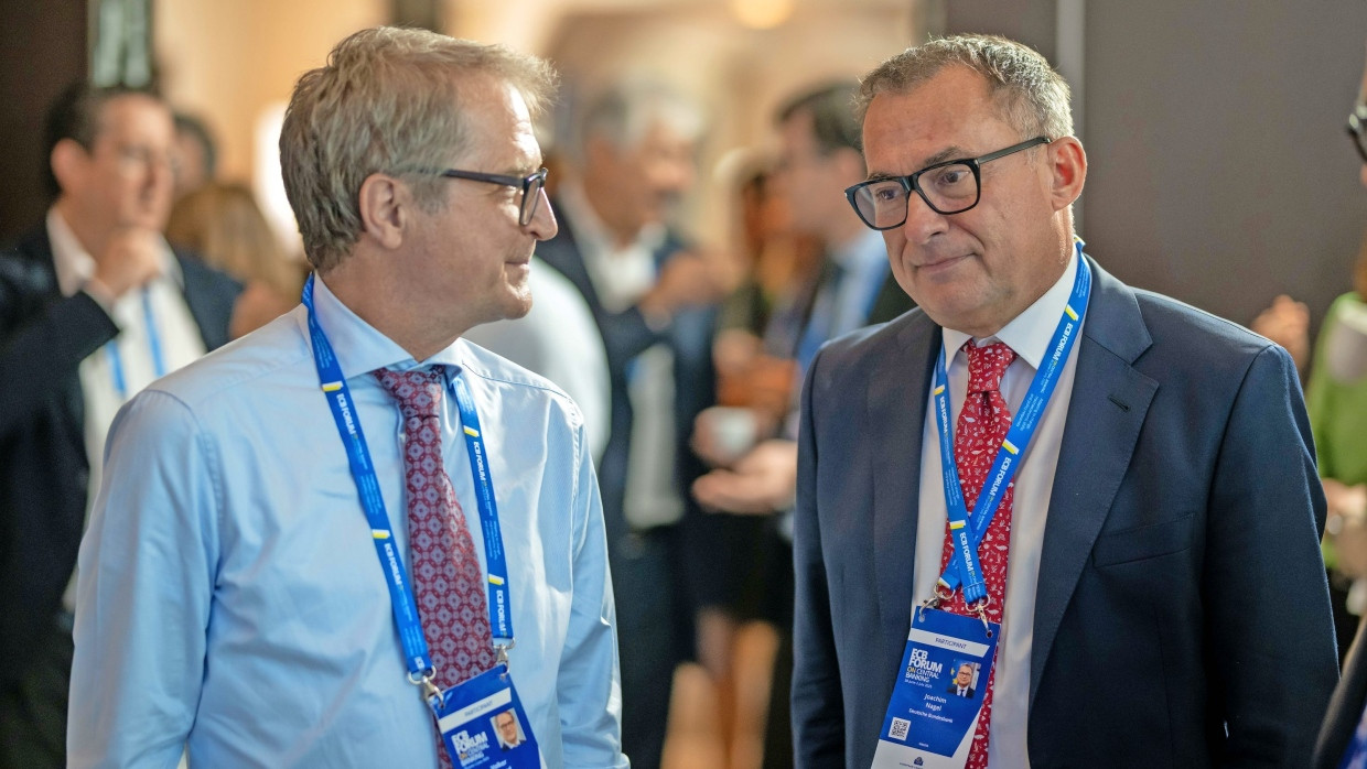 Im Gespräch in Sintra: Bundesbankpräsident Joachim Nagel (rechts) und Geldpolitik-Professor Volker Wieland