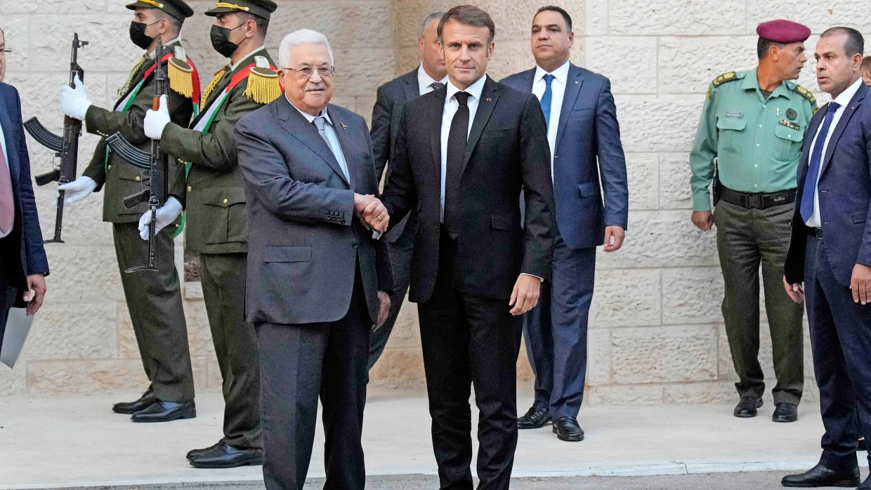 Handschlag im Westjordanland: Kurz nach dem Überfall der Hamas auf Israel im Oktober 2023 besuchte Frankreichs Präsident Emmanuel Macron den Präsidenten der Palästinensischen Autonomiebehörde, Mahmut Abbas, in  Ramallah.