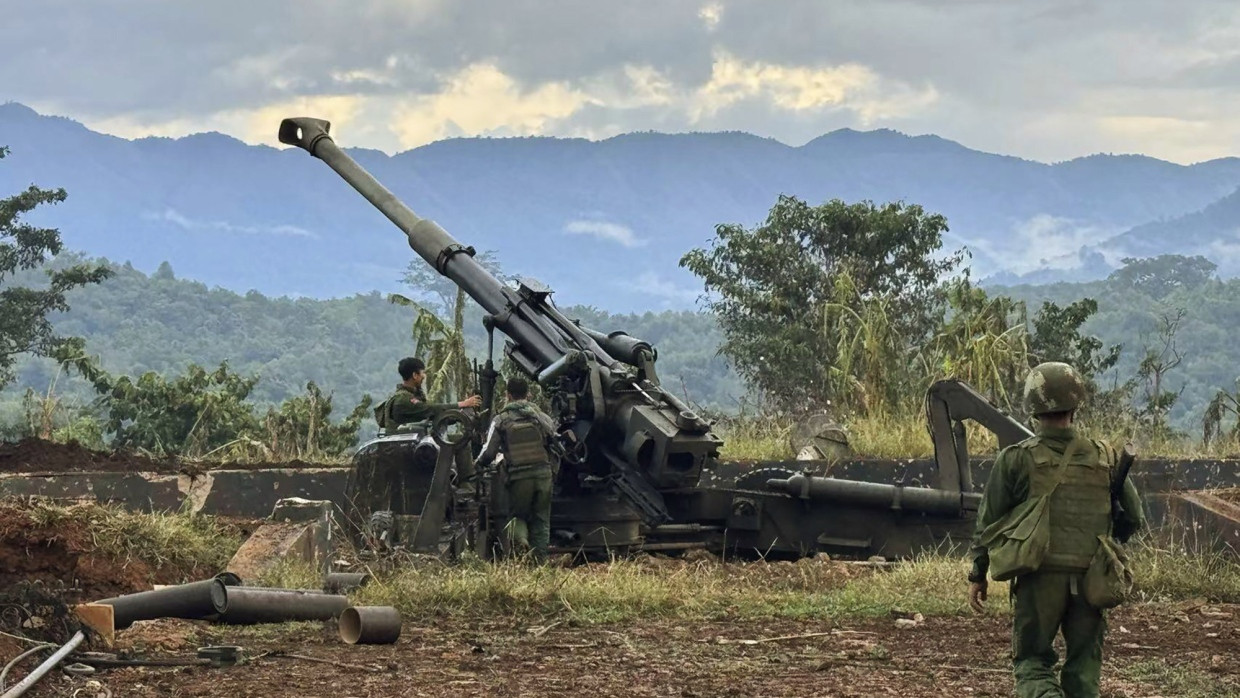 Kämpfer einer Rebellenarmee mit Waffen, die sie angeblich vom Militär erbeutet haben auf einer Aufnahme aus dem November 2023