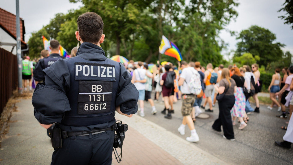 Ein Polizist sichert den Christopher Street Day (CSD) in Falkensee in Brandenburg Anfang Juli.