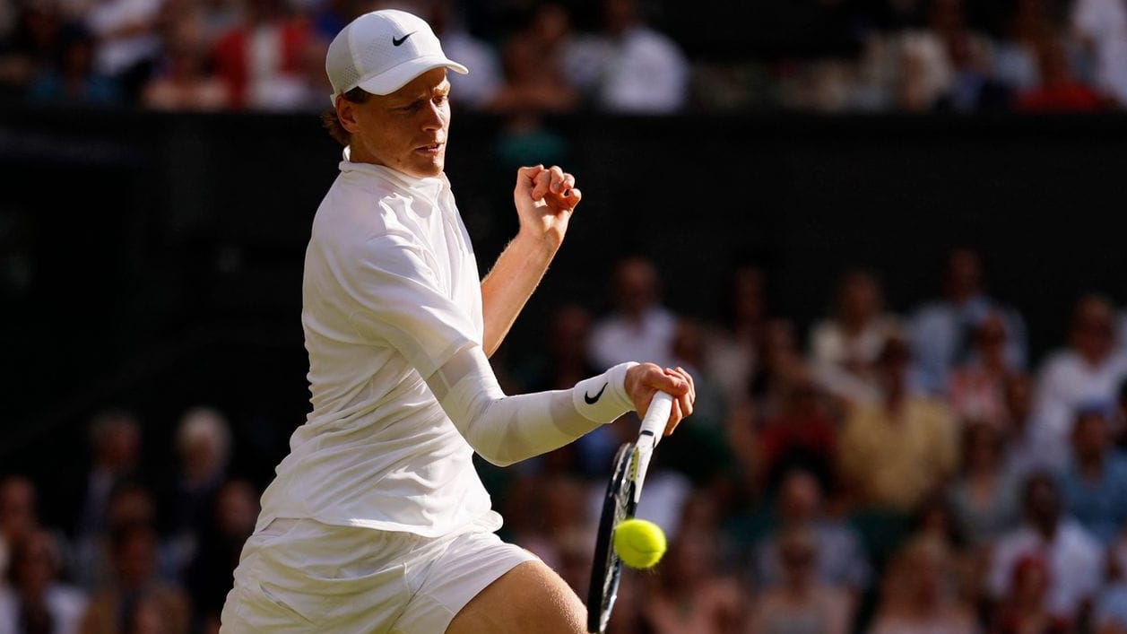 Jannik Sinner im Wimbledon-Finale: Der Italiener wurde von einem Korken gestört. Jannik Sinner im Wimbledon-Finale: Der Italiener wurde von einem Korken gestört.