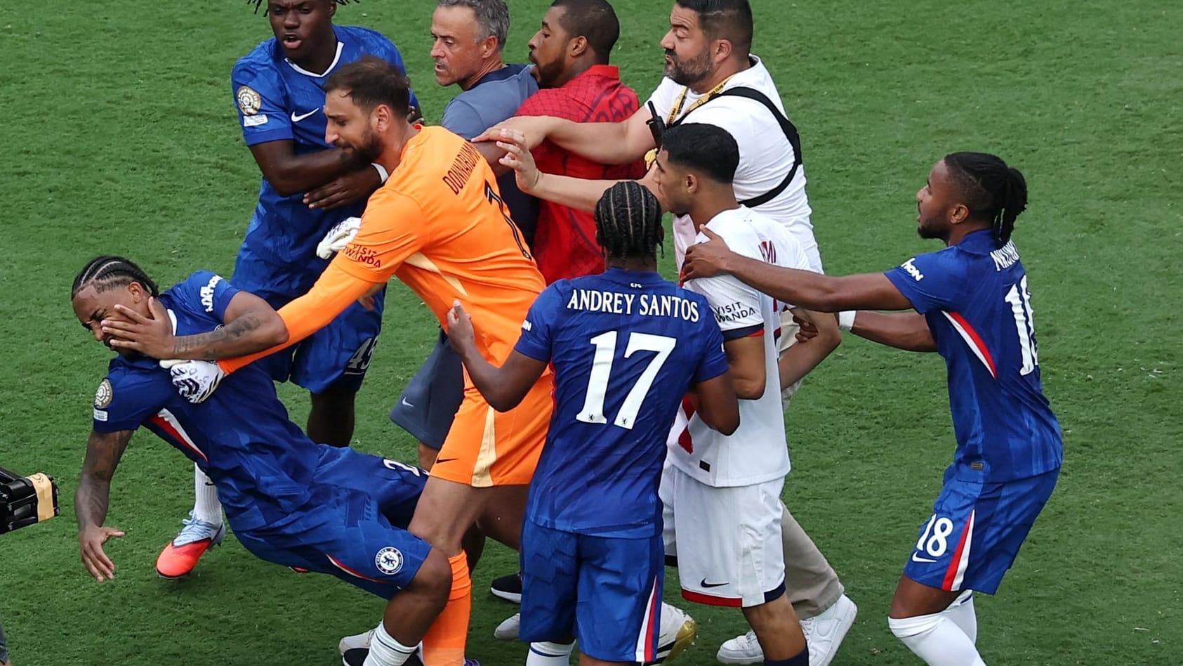 João Pedro (l.) geht nach dem Kontakt mit Gianluigi Donnarumma (im orangefarbenen Trikot) zu Boden: Nach dem Finale der Klub-WM ging es heiß zur Sache. João Pedro (l.) geht nach dem Kontakt mit Gianluigi Donnarumma (im orangefarbenen Trikot) zu Boden: Nach dem Finale der Klub-WM ging es heiß zur Sache.