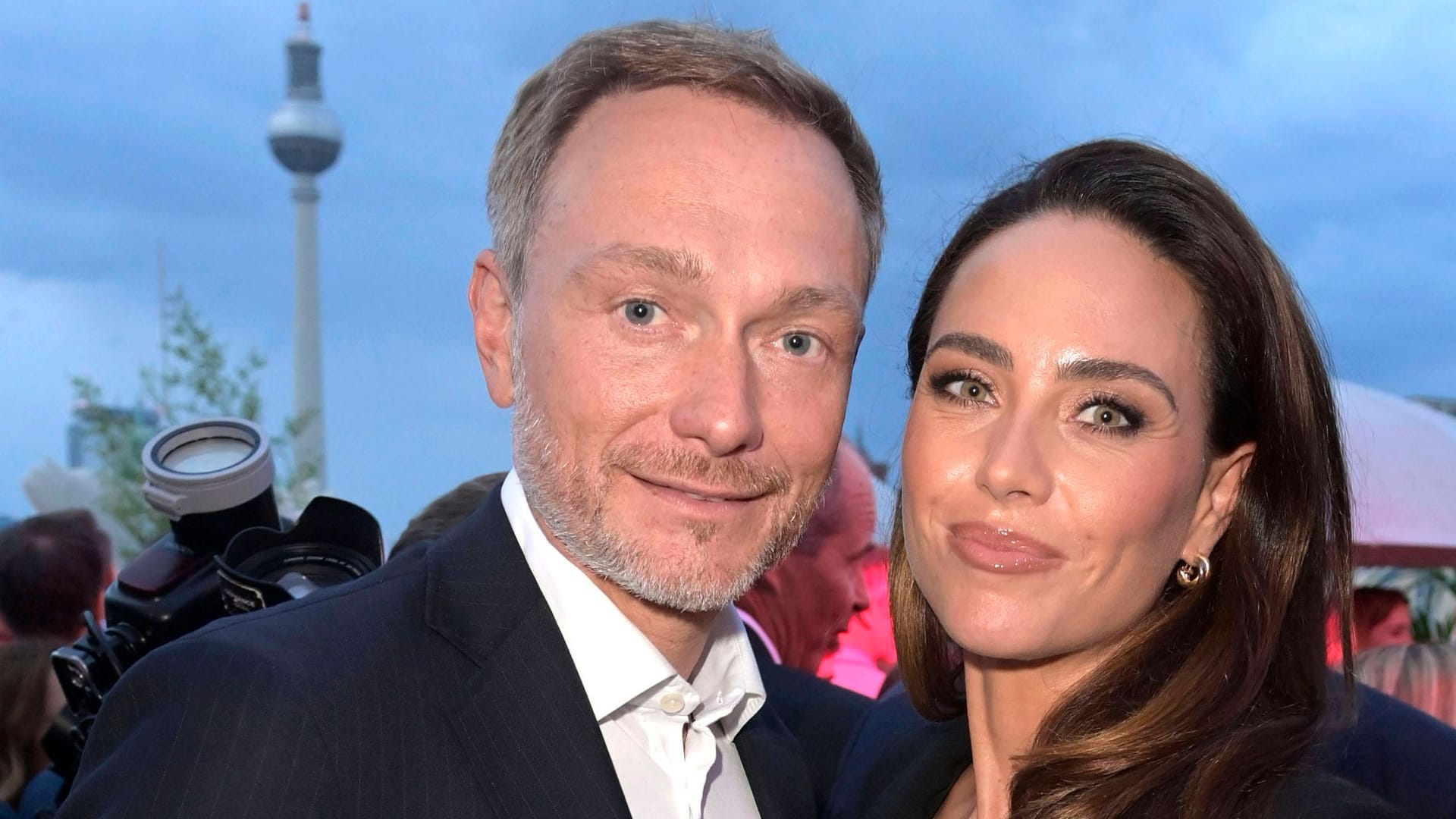 Christian Lindner mit Ehefrau Franca Lehfeldt: Sie wurden im April Eltern einer Tochter. Christian Lindner mit Ehefrau Franca Lehfeldt: Sie wurden im April Eltern einer Tochter.
