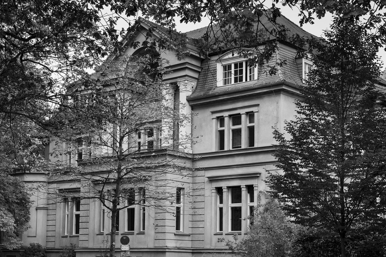 Das Hauptgebäude des Wissenschaftskollegs ist die 1910 errichtete Villa Linde in der Wallotstraße.