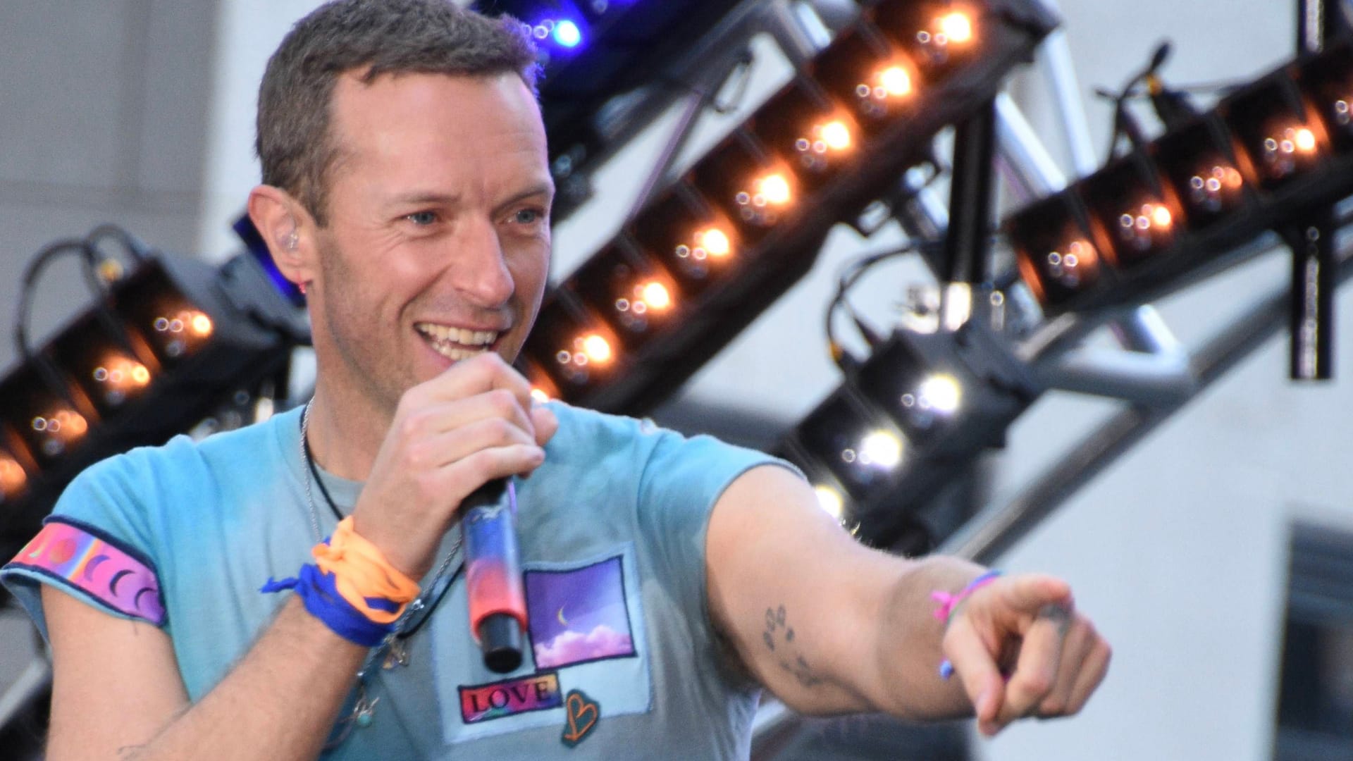 Chris Martin: Der Coldplay-Sänger scherzte über ein Paar auf seinem Konzert. Chris Martin: Der Coldplay-Sänger scherzte über ein Paar auf seinem Konzert.